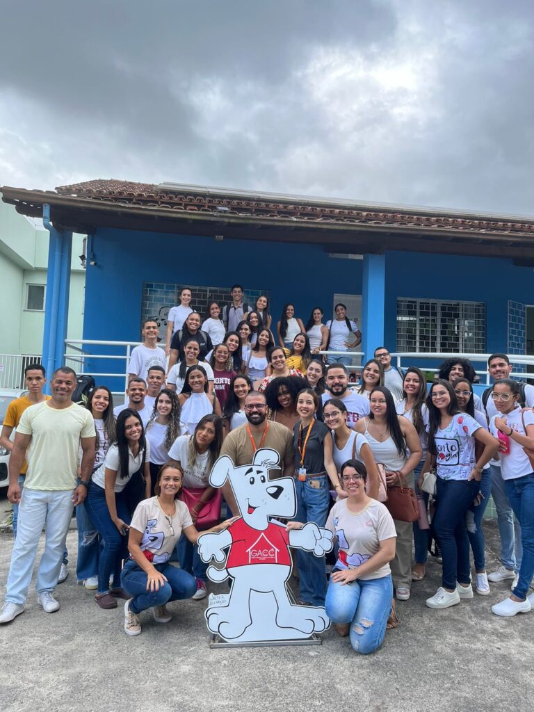 Futuros dentistas mergulham na empatia e aprendizado durante visita à Casa de Apoio do GACC Sul Bahia